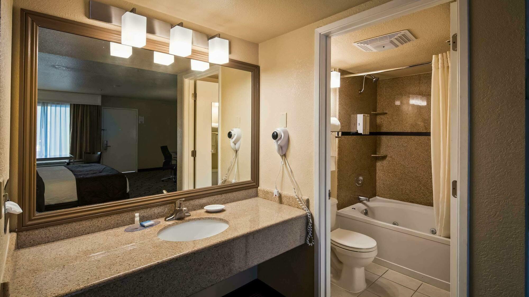 Best Western Heritage Inn Конкорд Екстериор снимка